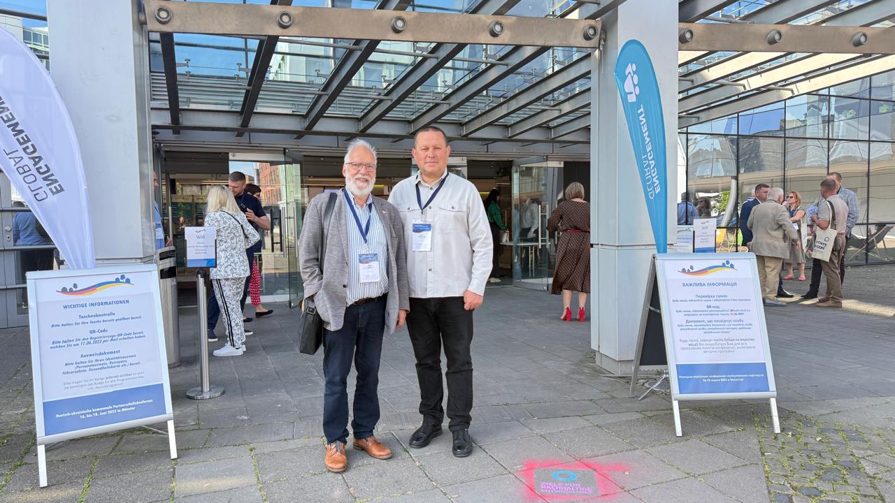 Northeimer Ratsmitglied Hans Harer und der Bürgermeister von Nadwirna Zinovy Andriyovych vor dem Kongresszentrum